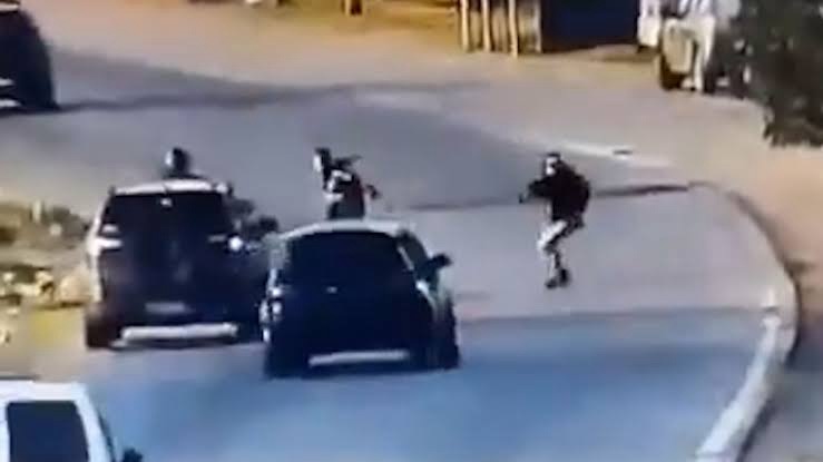 Imágenes sensibles: una policía atropelló a un ladrón que se metió en plena autopista para robar