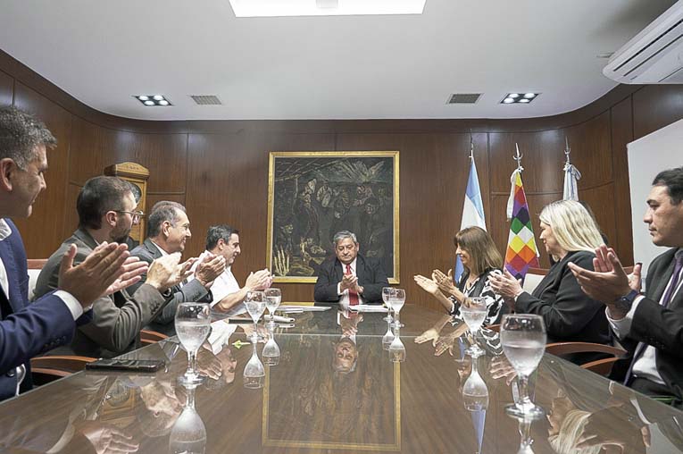 La Caja Popular de Ahorros, Salud y Educación firmaron el convenio del Seguro Escolar para más de 322 mil alumnos