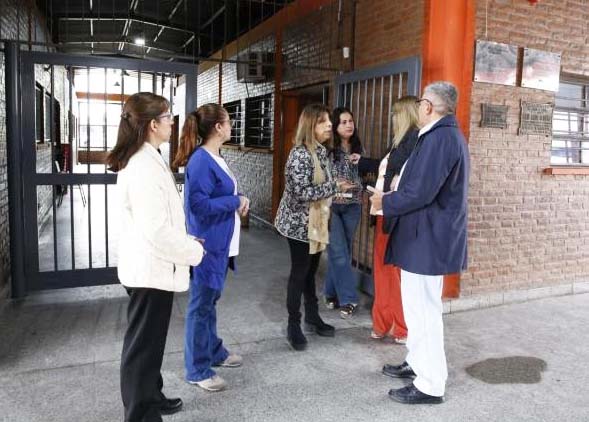 La ministra Montaldo supervisa el estado de las escuelas y coordina asistencia: hay 533 evacuados en establecimientos escolares