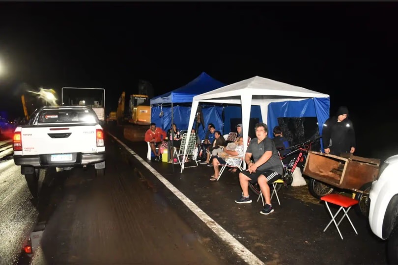 Inundaciones en La Madrid: 300 familias pasaron la noche a la vera de la ruta