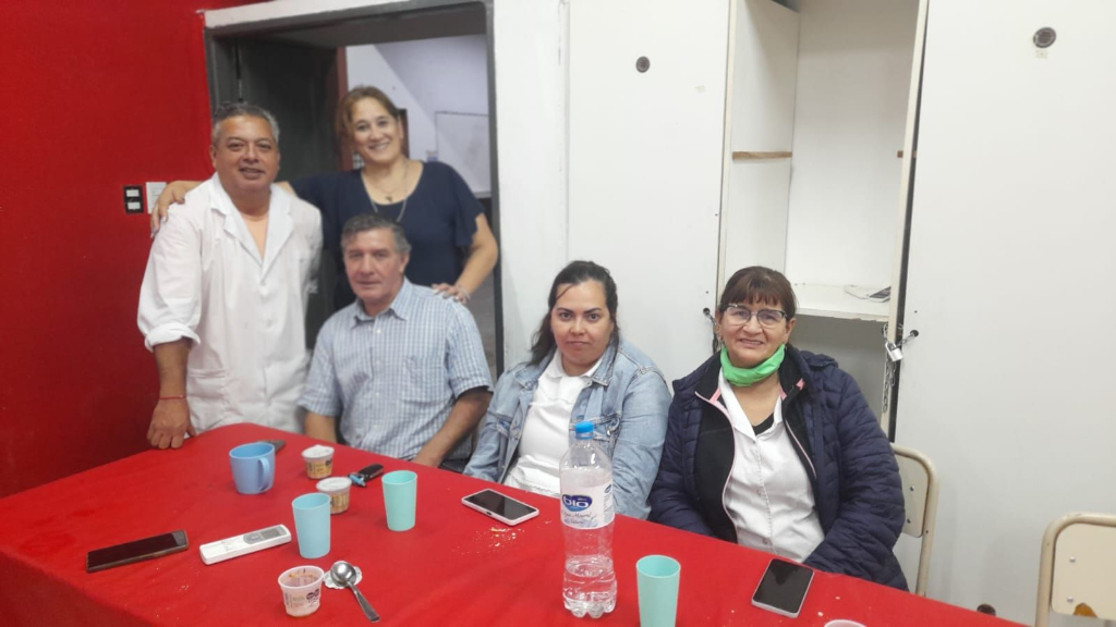 Docentes de Alberdi quedaron aislados por el avance del agua y pasaron la noche en una escuela de La Cocha