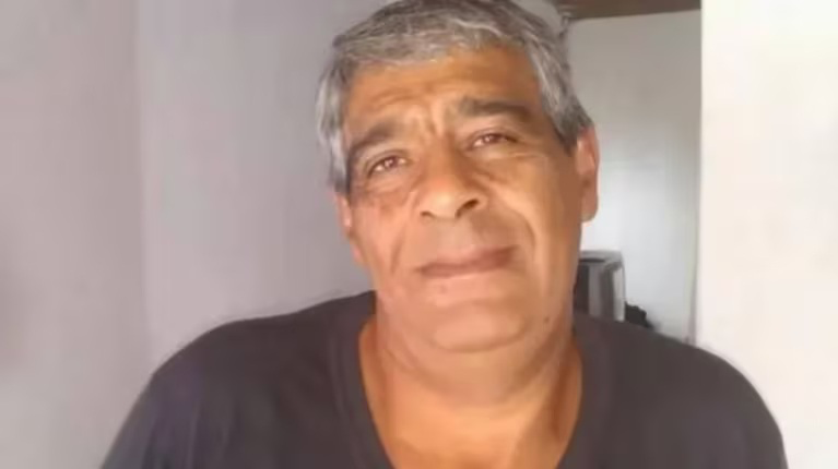 Un hombre fue asesinado de 25 puñaladas mientras dormía: la policía sospecha de su hijastro