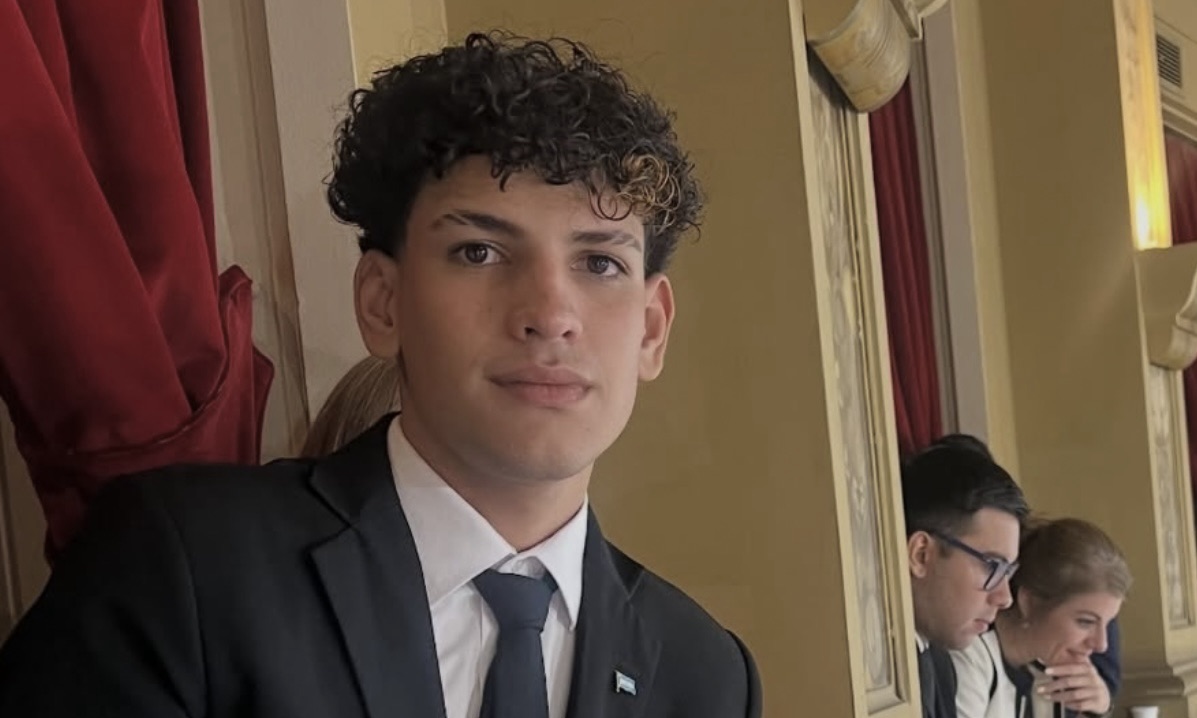 Allanaron la vivienda del influencer libertario Benjamin Gosen en medio de una causa por amenazas en redes tras la agresión a Pelli