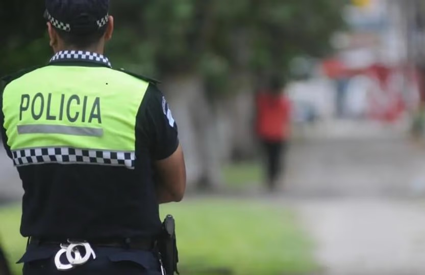 Aseguran que el allanamiento a la casa de un joven libertario estuvo vinculado a una causa por robo