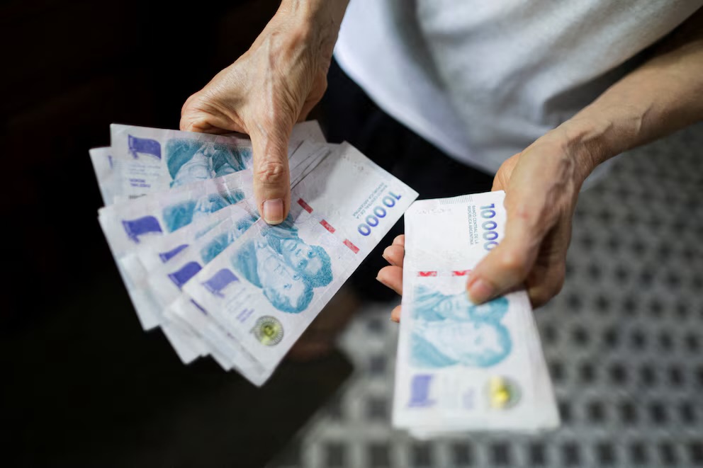 El salario mínimo perdió casi el 40% de su poder de compra en los últimos 28 meses