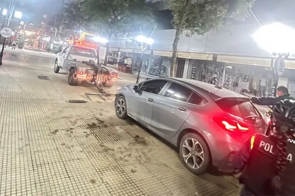 Un auto se subió a la peatonal frente a la Casa Histórica y generó revuelo en la madrugada