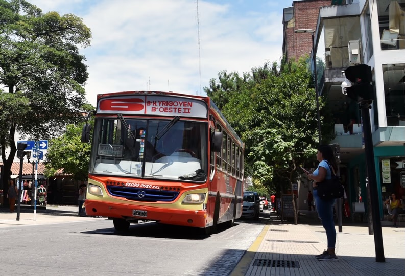 Aviso a pasajeros: reducción de frecuencias de colectivos para este lunes y martes