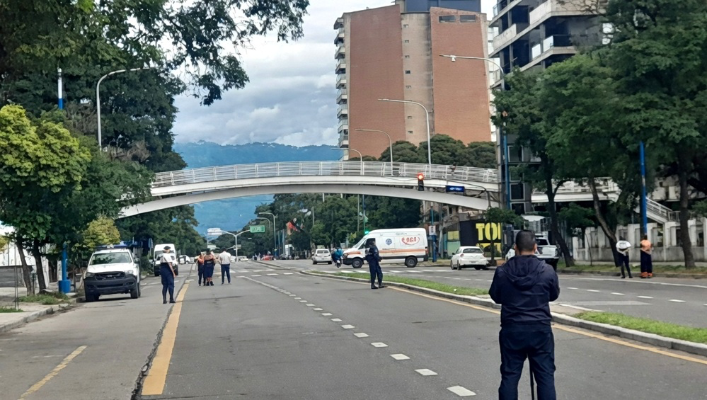 Conmoción en la Mate de Luna: rescataron a un hombre que intentaba arrojarse desde un puente peatonal