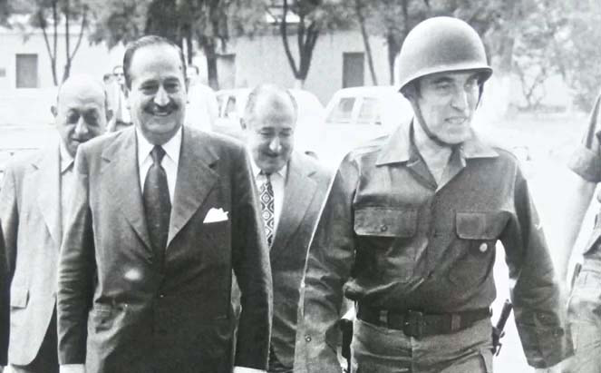La foto de Bussi con el gobernador Amado Juri días antes del golpe que lo derrocó