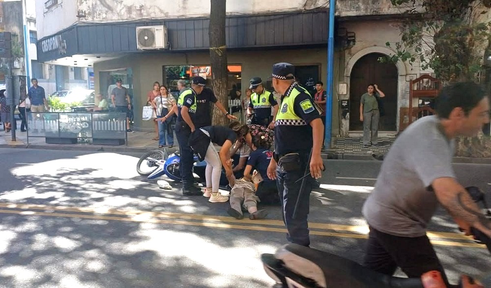 Una mujer mayor terminó con fractura de cuello tras ser arrastrada por un automóvil en el centro tucumano