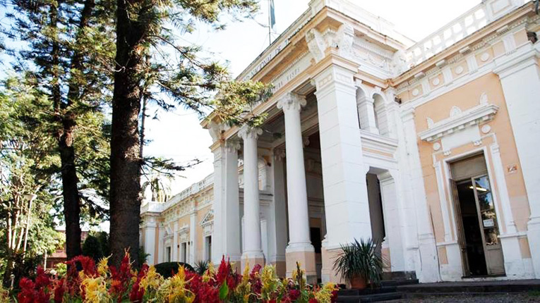 Las 13 facultades de la UNT eligen decanos, con competencia en seis y lista única en siete: todos los nombres