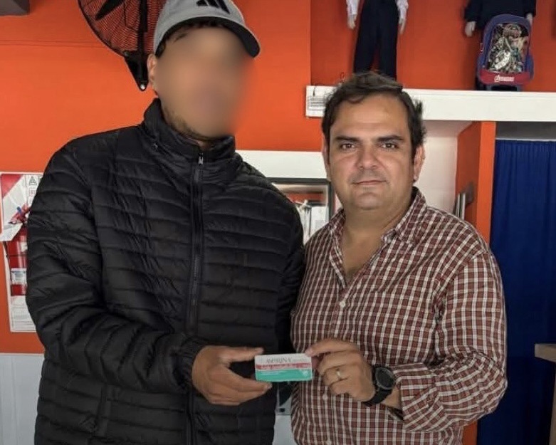 Un concejal de Banda del Río Salí, publicó una foto entregando una caja de aspirinas y causó burlas en las redes