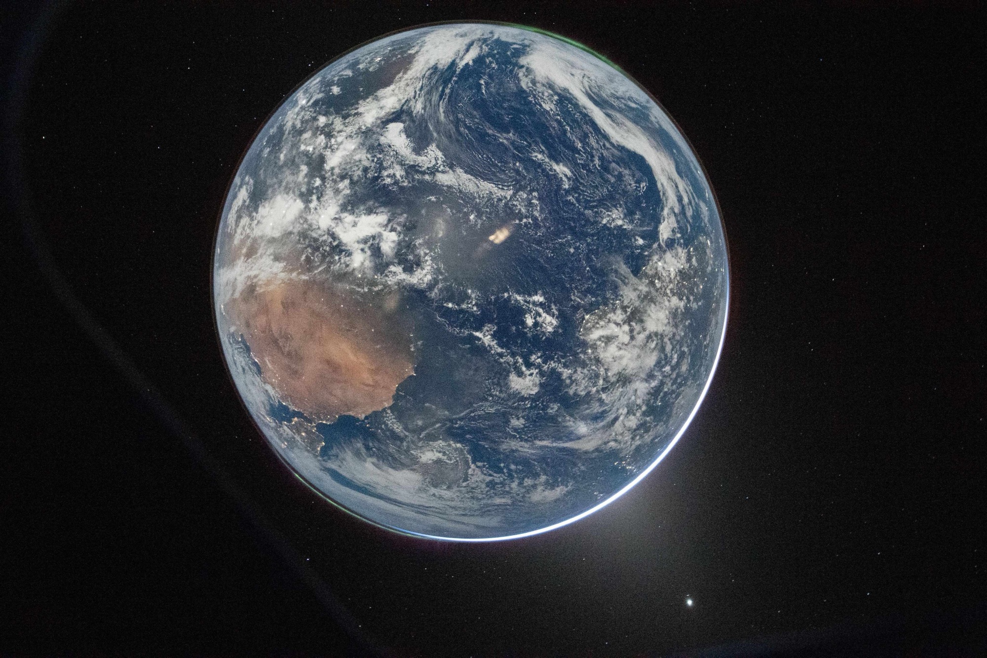 Primeras imágenes de la Tierra de Artemis 2 en su histórico viaje a la Luna: auroras, reflejos del Sol y “la península Ibérica centelleando”