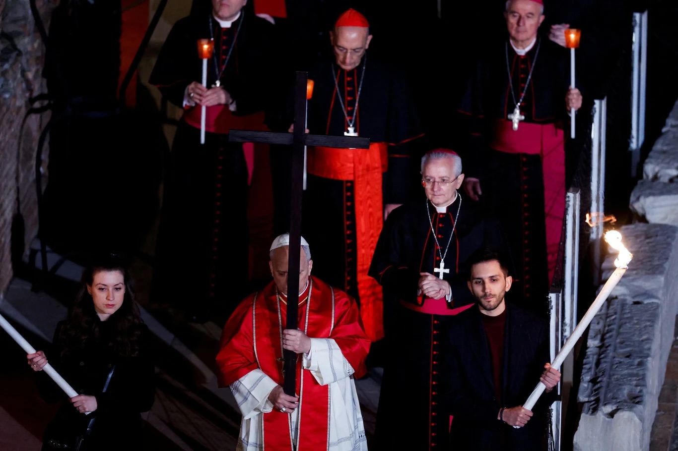 El papa León XIV encabezó su primer Vía Crucis en el Coliseo y cargó la cruz durante todo el recorrido