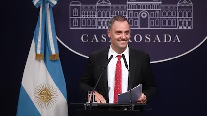 Vuelos a Punta del Este: la Justicia pidió nuevos informes sobre los contratos del amigo de Adorni con la TV Pública