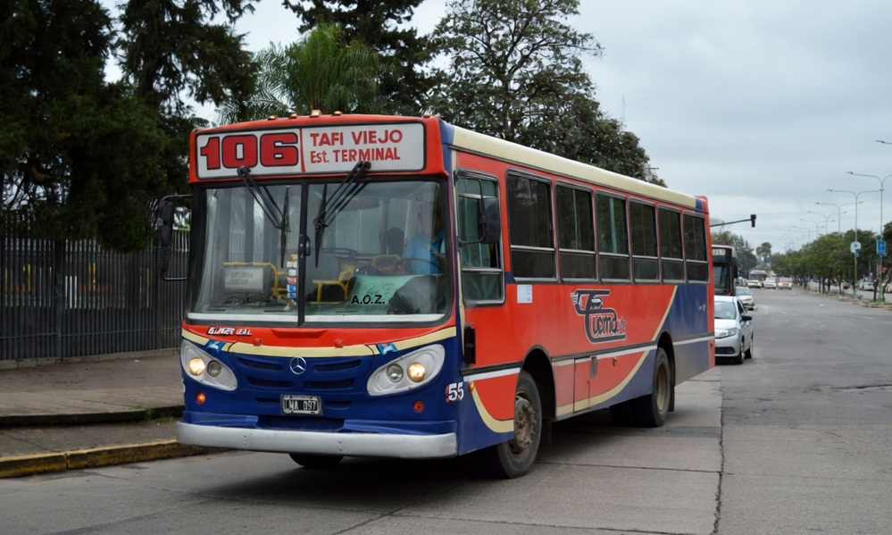 Chofer de la línea 106 se desvaneció mientras conducía, chocó y murió