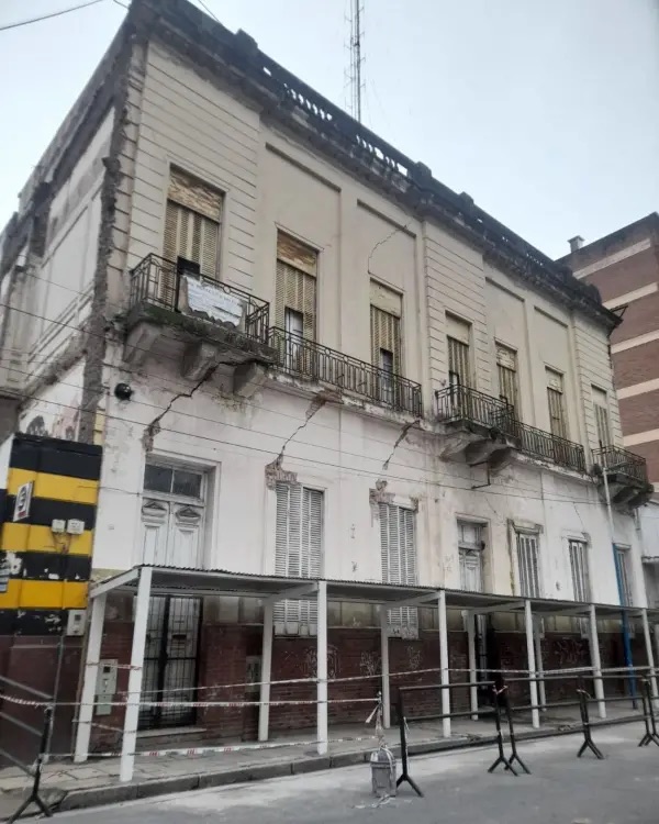 La demolición de una obra lindera agravó los daños en el edificio de 70 años en Mendoza al 200