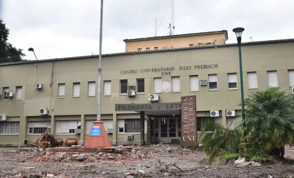Alumnos de la UNT piden que lo que se gastará en la fachada del centro Prebisch se use para arreglar baños