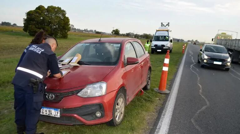 Horror: un docente pinchó un neumático en la ruta, se detuvo a cambiarlo y murió atropellado