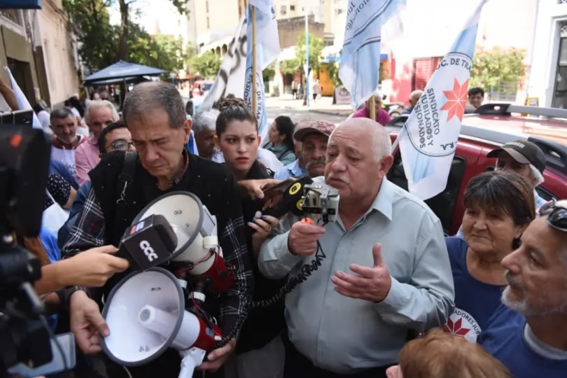 Paro médico y reclamos: estalló el malestar de jubilados frente al PAMI Tucumán